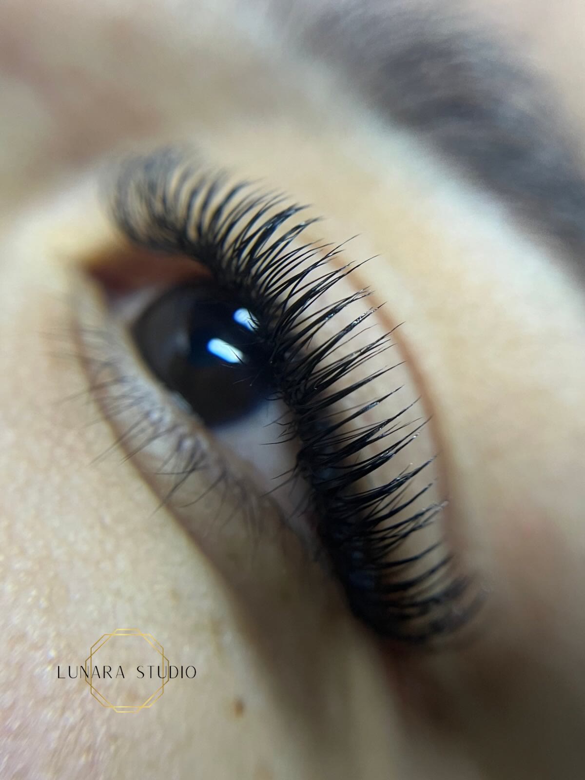 Trabajo de pestañas realizado en Lunara Studio