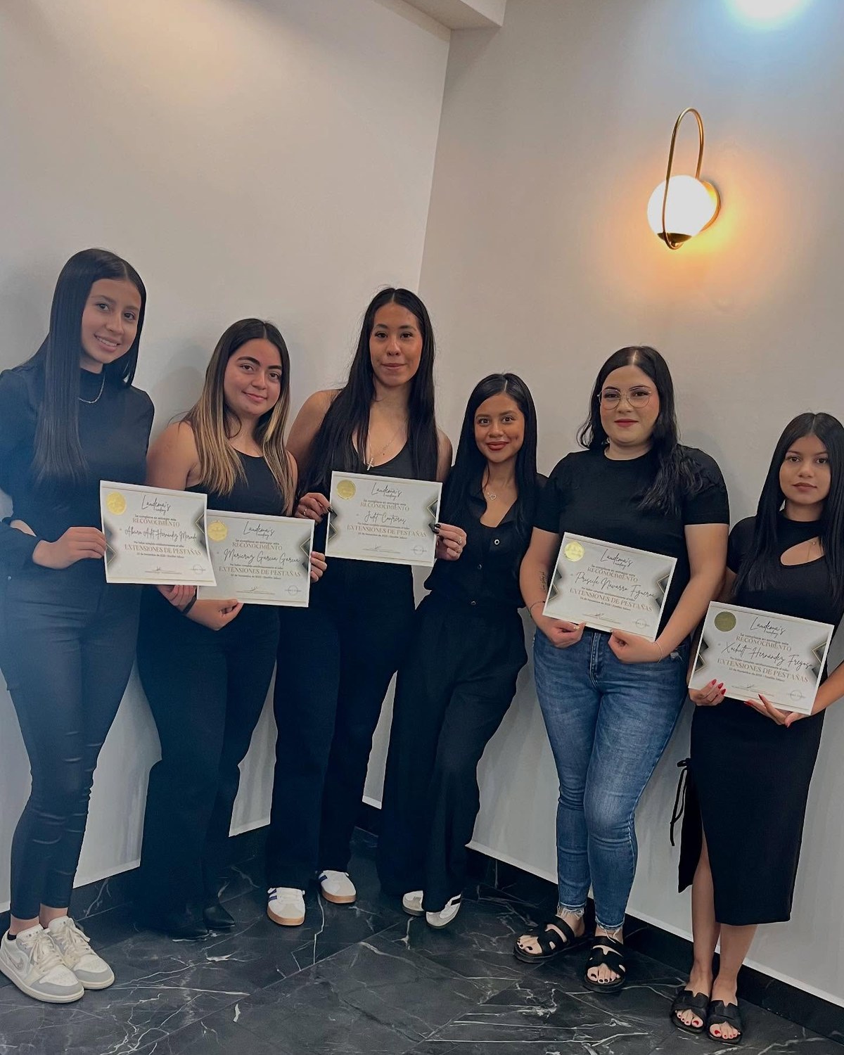 Paty con sus alumnas y sus reconocimientos al terminar el curso de la academia de Lunara Studio