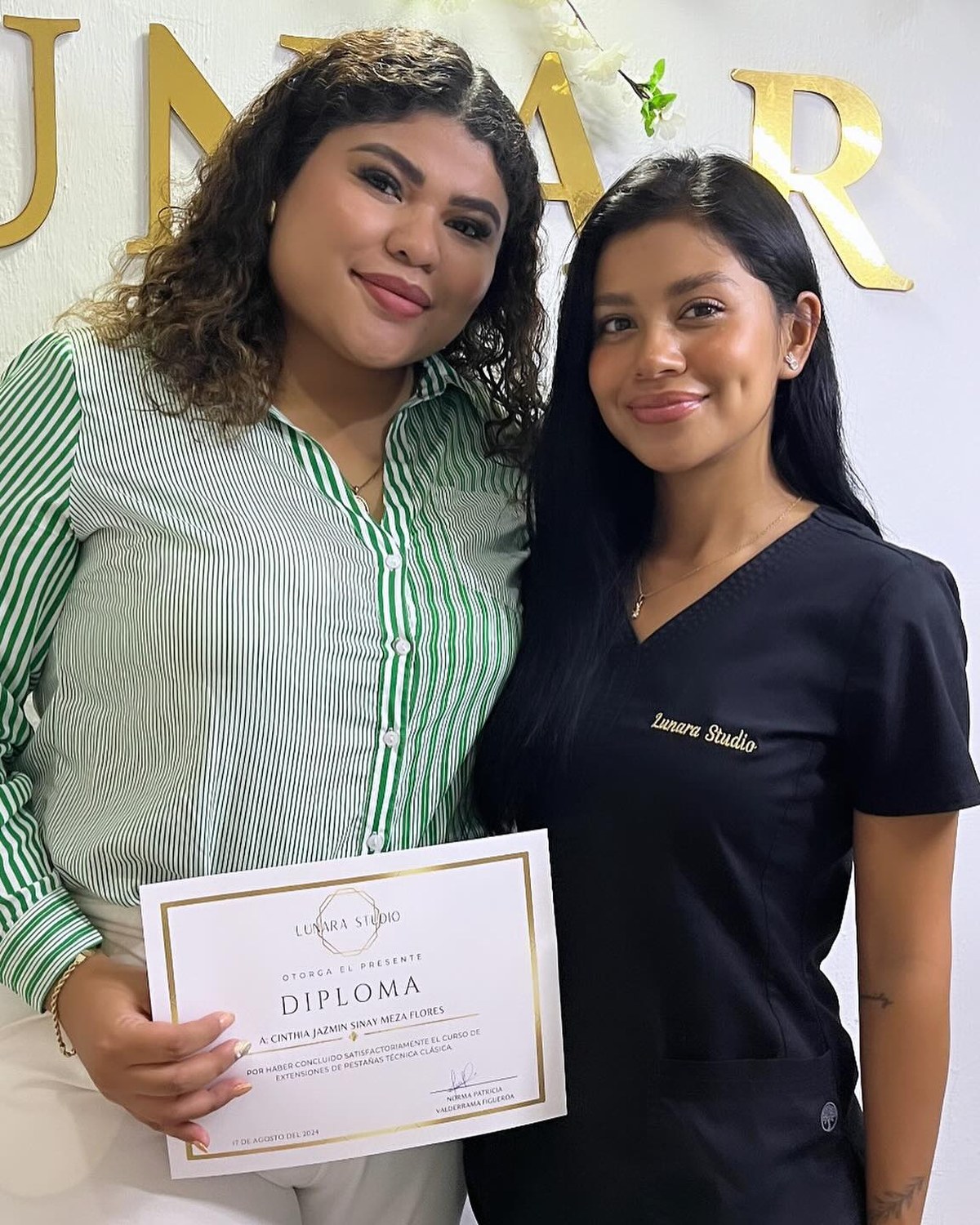 Entrega de diploma del curso de extensiones de pestañas técnica clásica en Lunara Studio