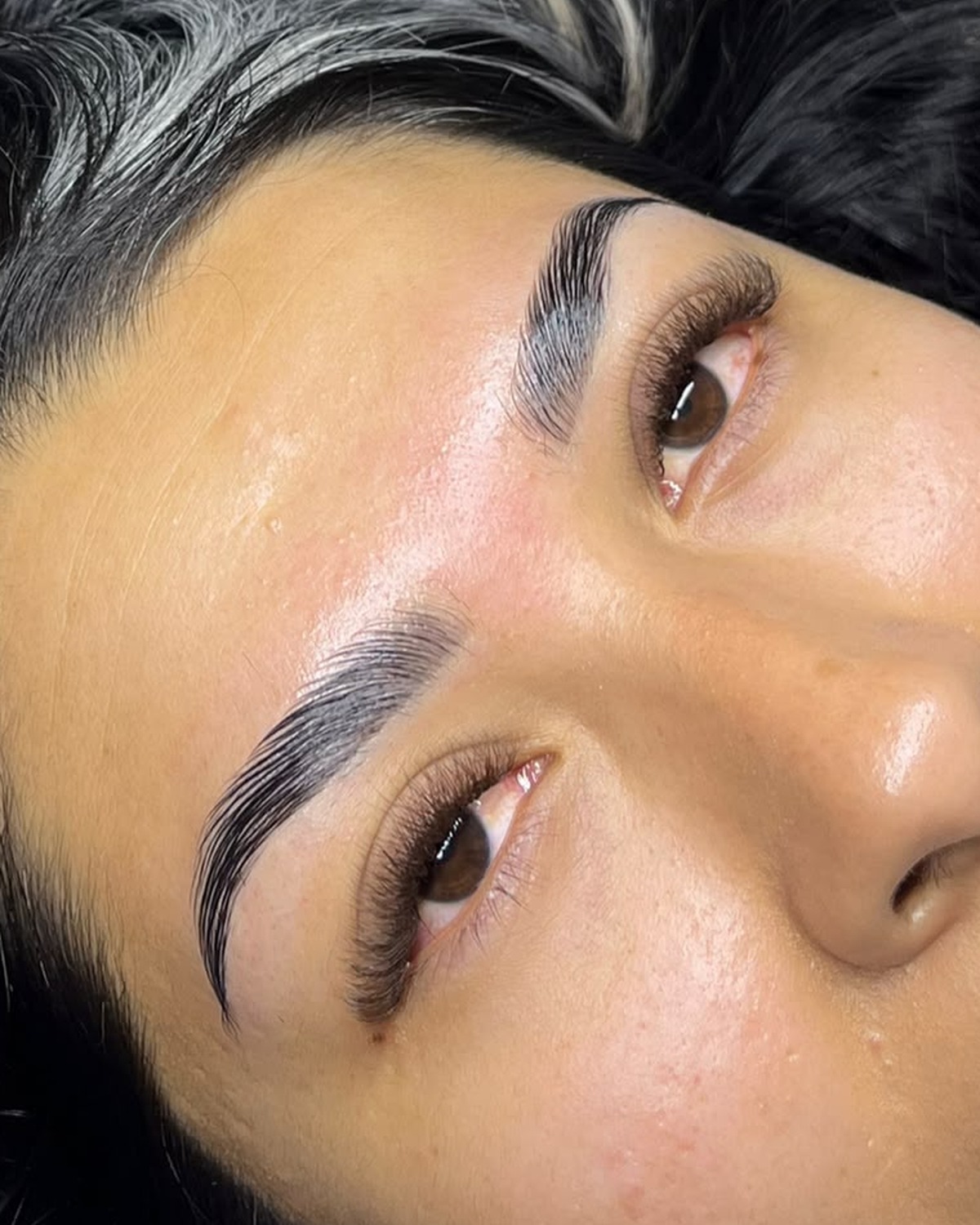 Diseño y laminado de cejas en Lunara Studio, Etzatlán