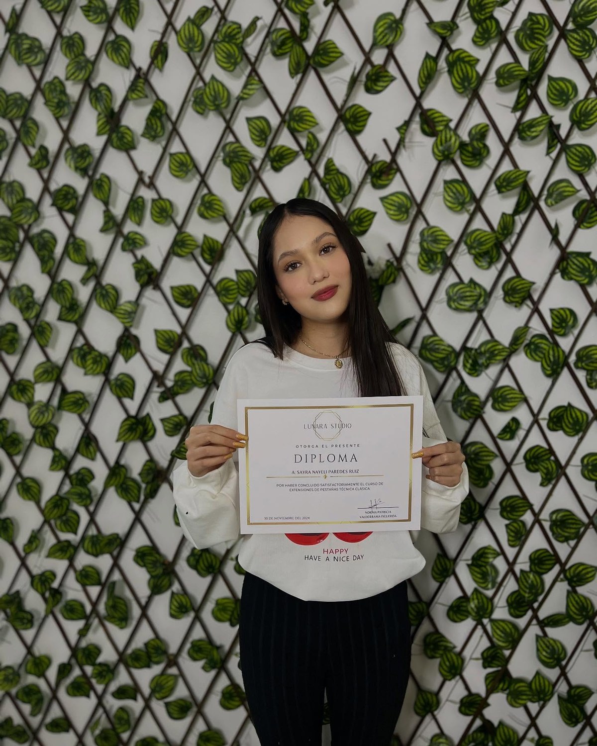 Alumna con su diploma del curso de extensiones de pestañas técnica clásica