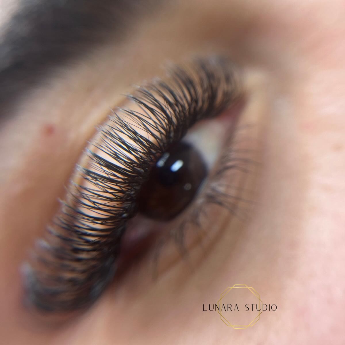 Trabajo de pestañas realizado en Lunara Studio