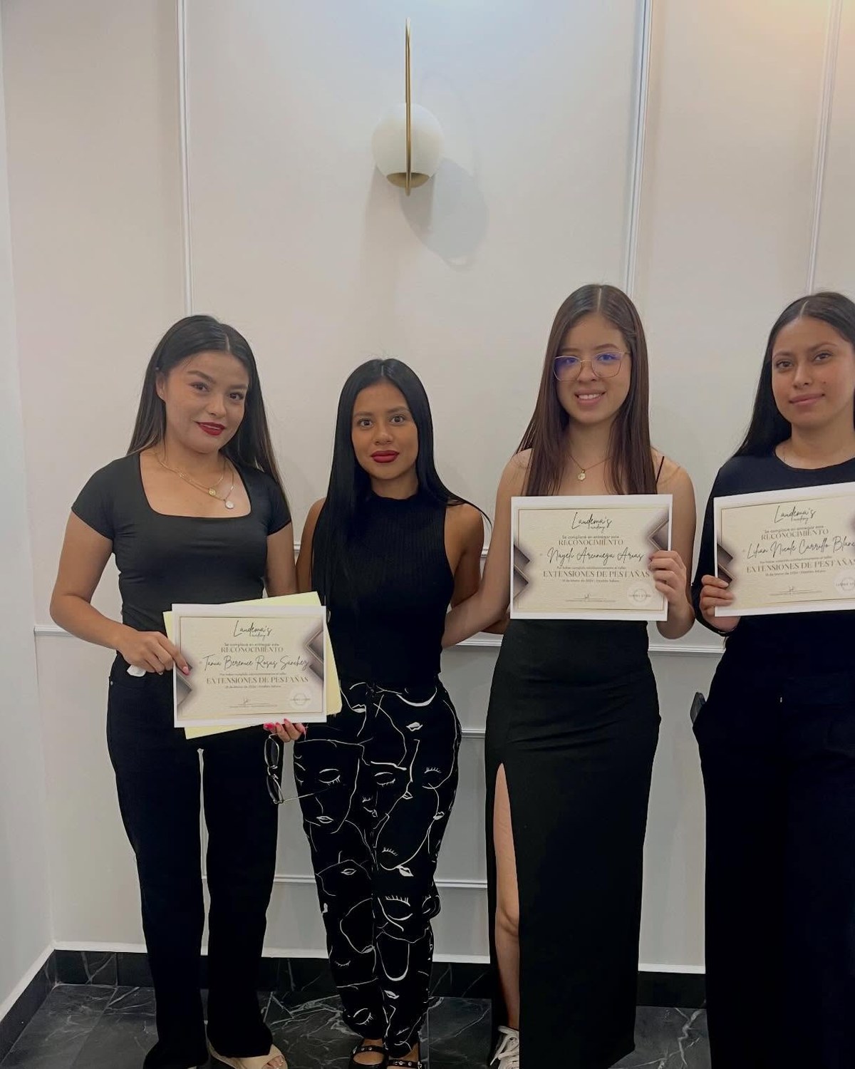 Alumnas con su reconocimiento tras el curso de extensiones de pestañas