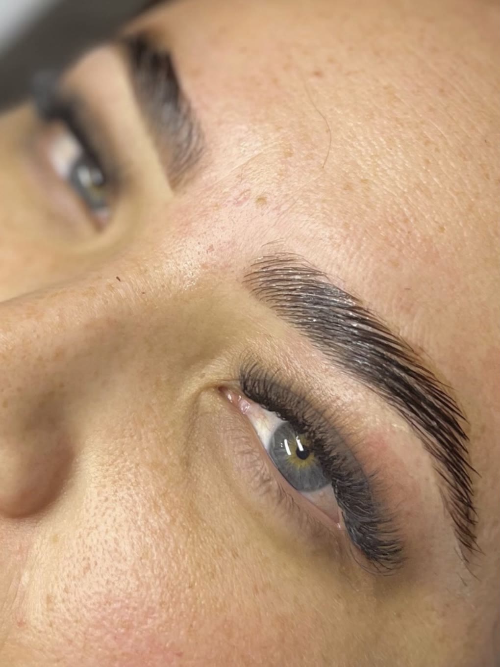 Trabajo de cejas y pestañas realizado en Lunara Studio
